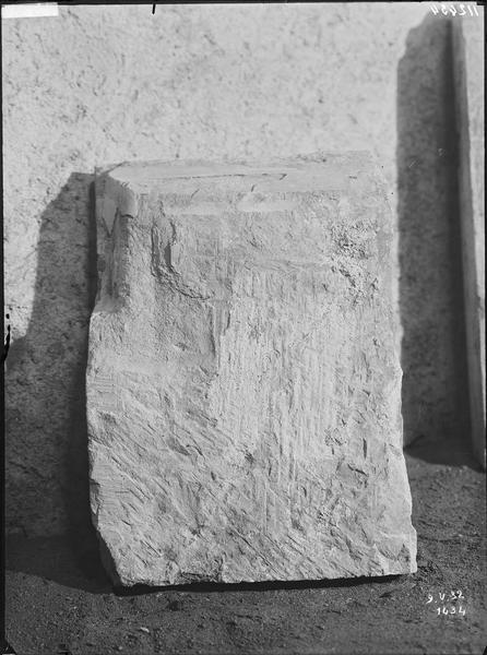 Fouille de Cluny, fragment de sculpture, tailloir (3826)