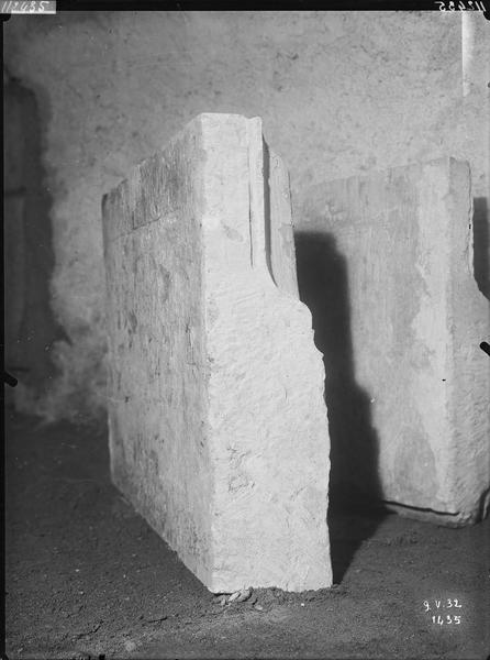 Fouille de Cluny, fragment de sculpture, tailloir (3826 et 3827)