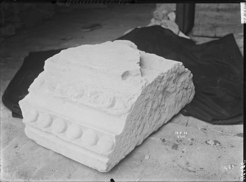 Fouille de Cluny, fragment de sculpture, bandeau, bezants (4301)