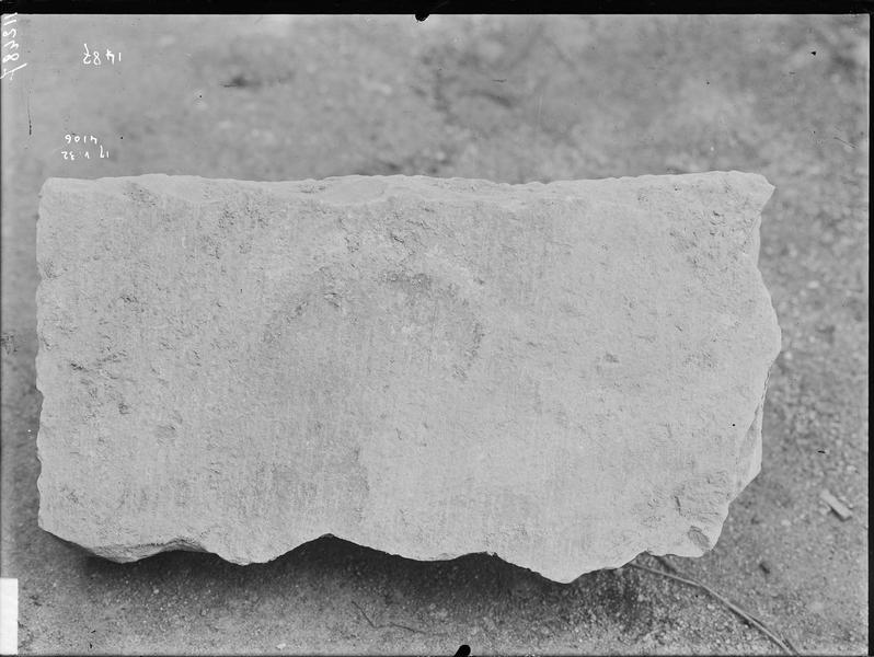 Fouille de Cluny, fragment de sculpture, pierre peinte gothique  (4106)