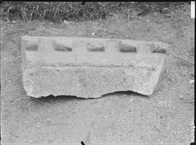 Fouille de Cluny, fragment de sculpture, voussoir à billettes  (3914 14)