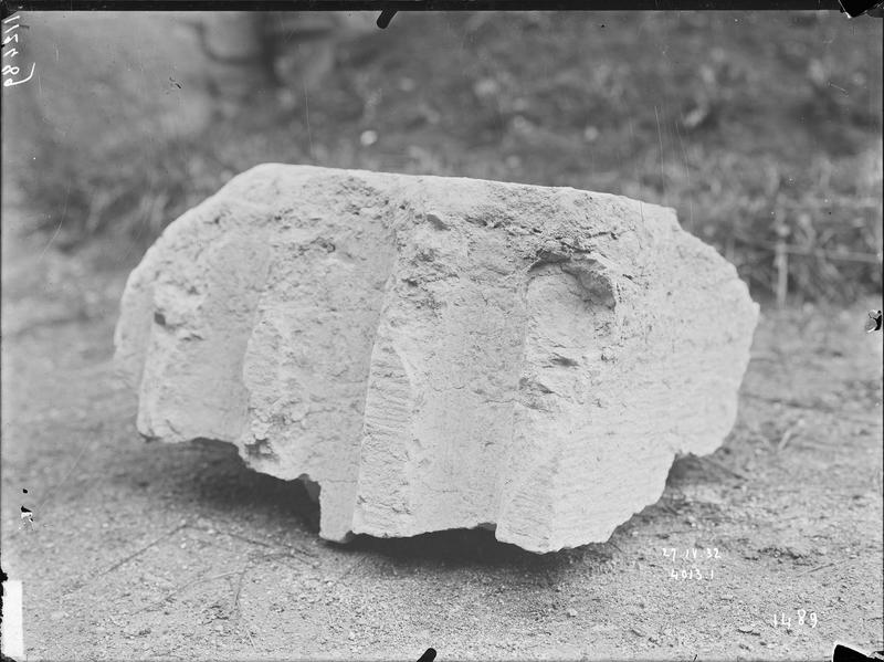 Fouille de Cluny, fragment de sculpture, pilastre (4013 1)