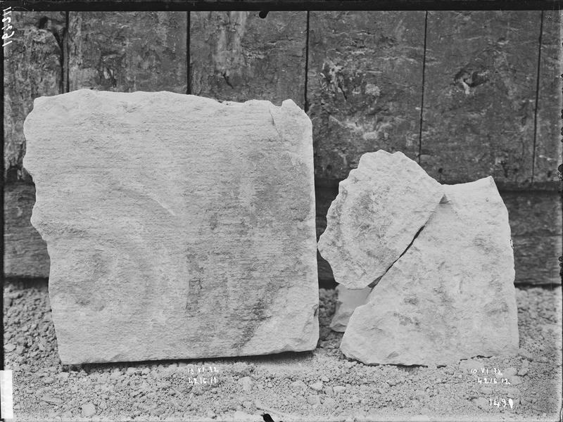 Fouille de Cluny, fragment de sculpture, pierres peintes gothiques  (4216 11 4216 12)