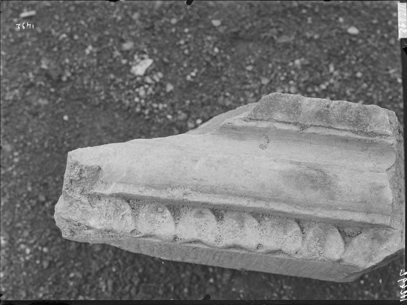 Fouille de Cluny, fragment de sculpture, cimaise, feuilles, moulure