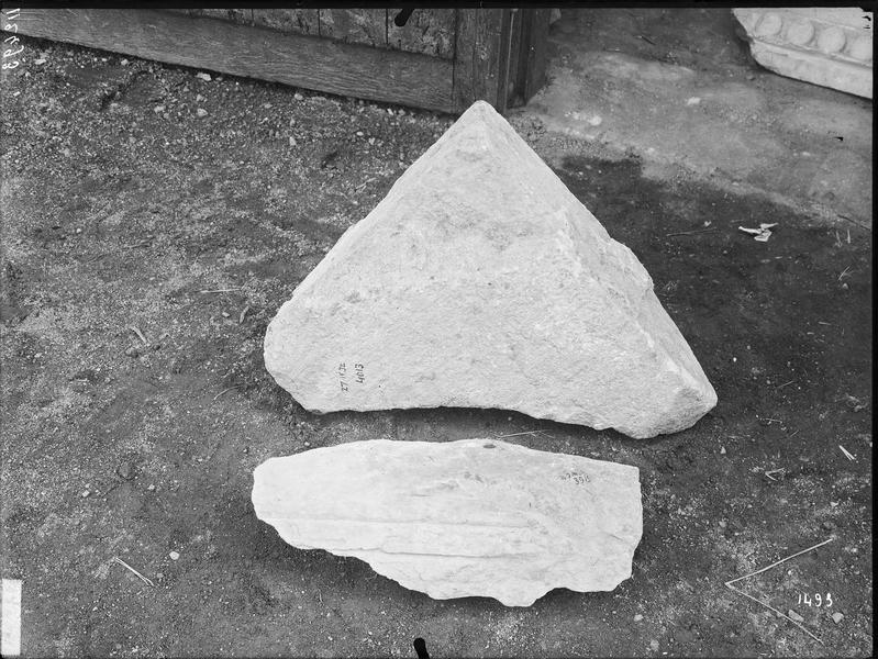 Fouille de Cluny, fragment de sculpture, blocs, nervure (3915 4013)