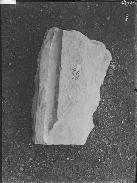 Fouille de Cluny, fragment de sculpture, blocs, cannelures (4217)