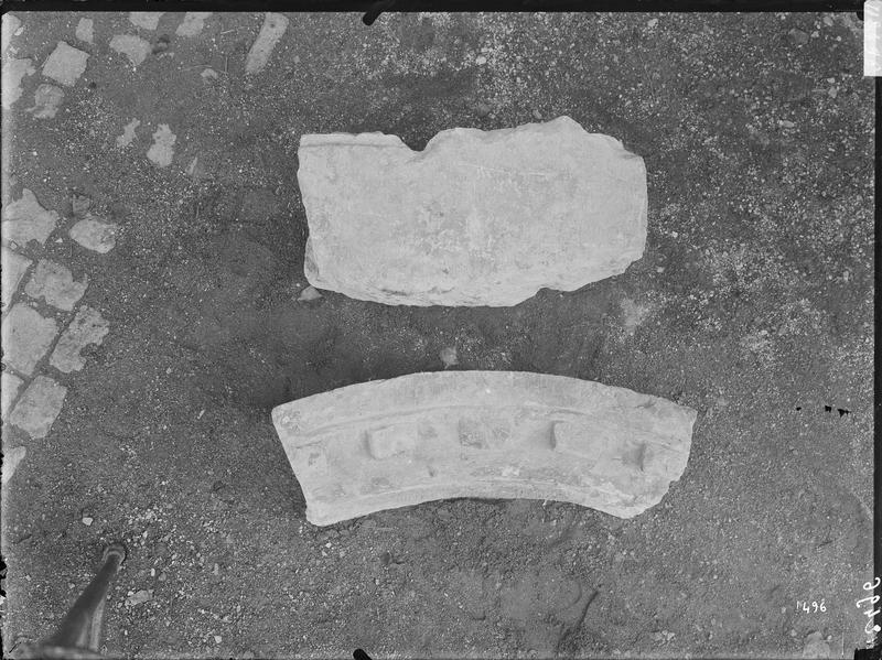 Fouille de Cluny, fragment de sculpture, voussoir à billettes,  blocs à cannelures