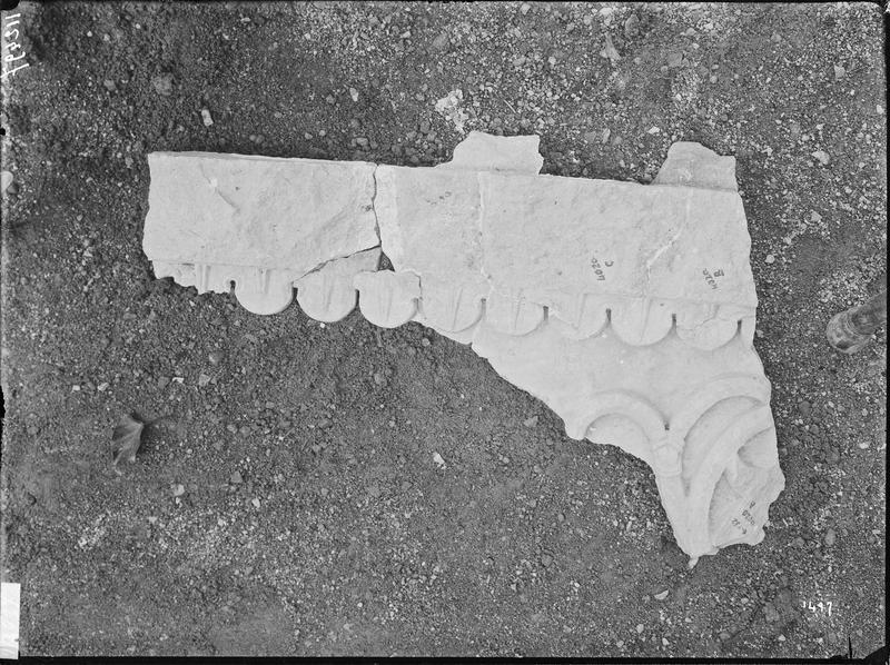 Fouille de Cluny, fragment de sculpture, tombeau ou autel (4020 A B C D E F G)