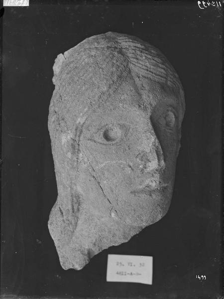 Fouille de Cluny, fragment de sculpture, linteau du grand portail,  tête (4811 A B)