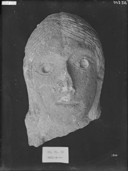 Fouille de Cluny, fragment de sculpture, linteau du grand portail,  tête (4811 A B)