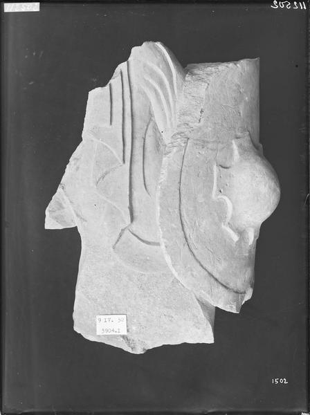 Fouille de Cluny, fragment de sculpture, guerrier (3904 1)