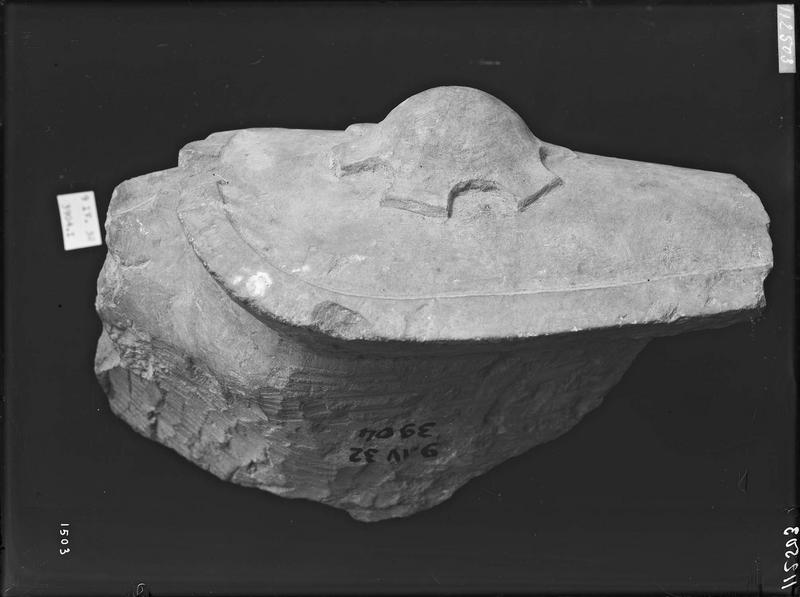 Fouille de Cluny, fragment de sculpture, guerrier (3904 1)