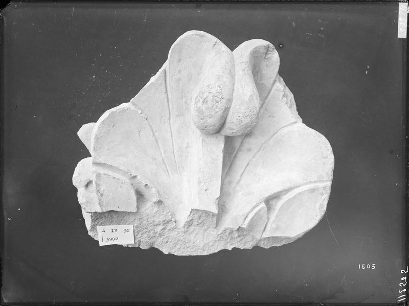 Fouille de Cluny, fragment de sculpture, feuille (3902)