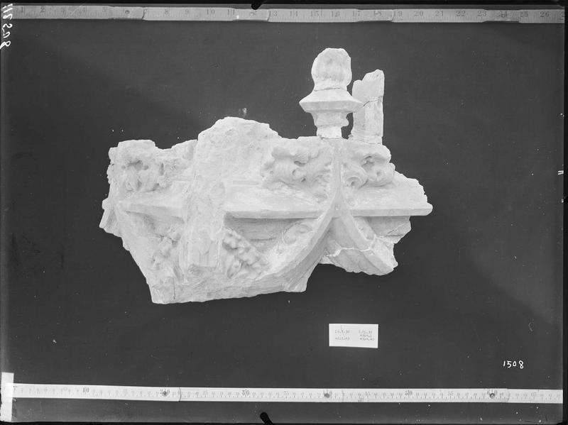 Fouille de Cluny, fragment de sculpture gothique du tabernacle  (4203 43 4504 1 4504 42)