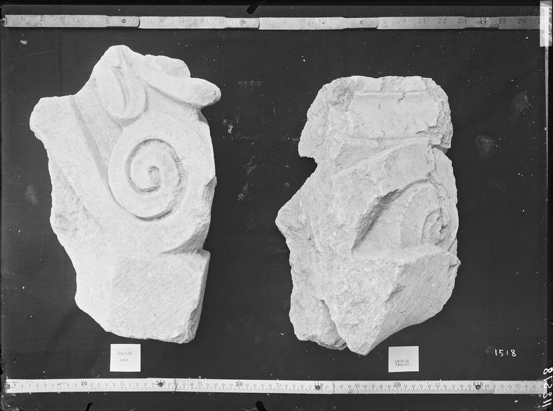 Fouille de Cluny, fragment de sculpture, volutes (4306 4301 22)