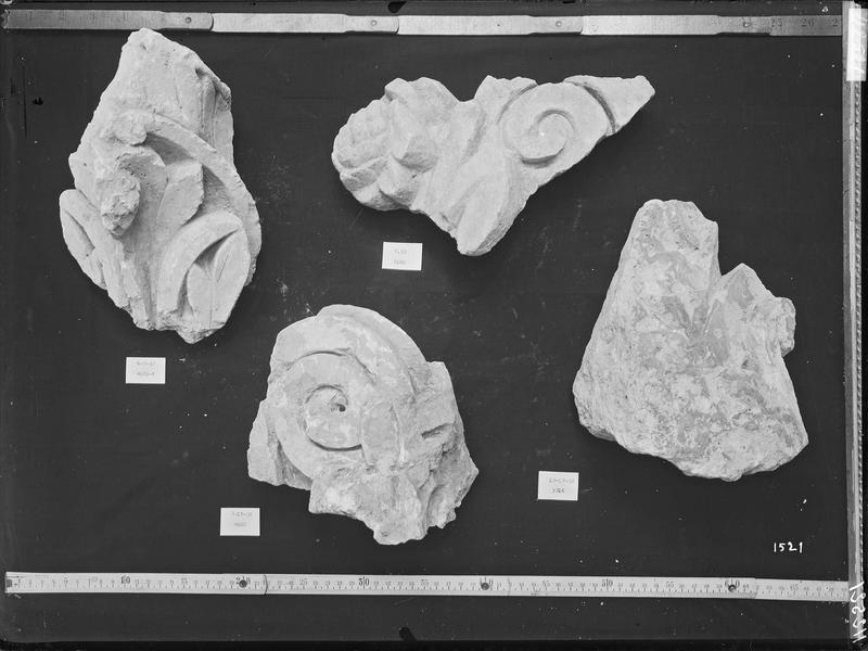 Fouille de Cluny, fragment de sculpture, volutes