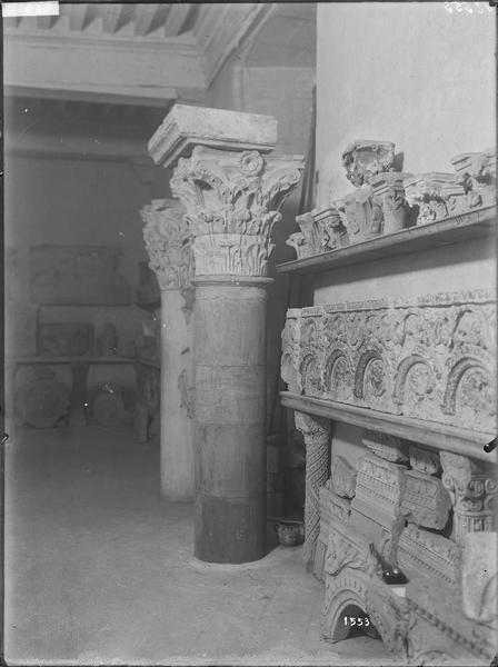 Fouille de Cluny, fragment de sculpture, tailloir du chapiteau  corinthien