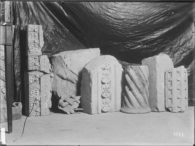 Fouille de Cluny, fragment de sculpture, jambage du grand portail assemblés au musée