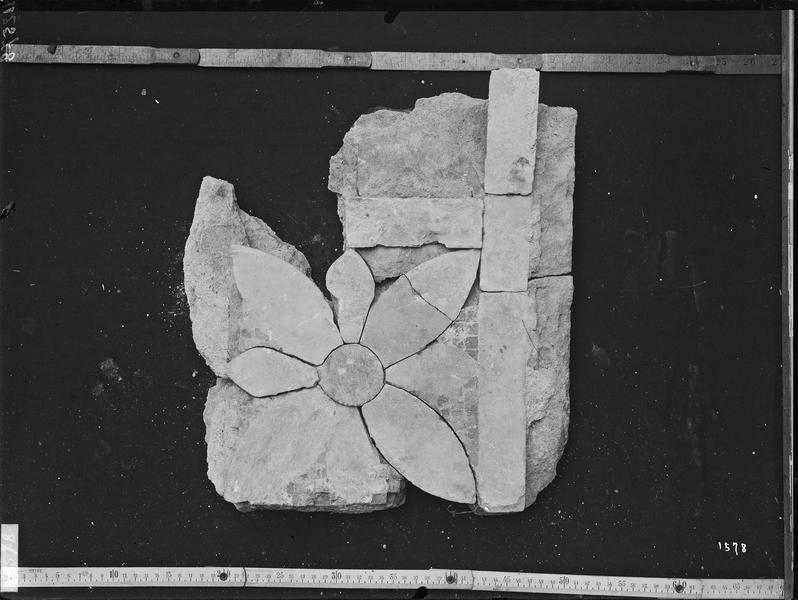 Fouille de Cluny, fragments de mosaïque collés du sanctuaire