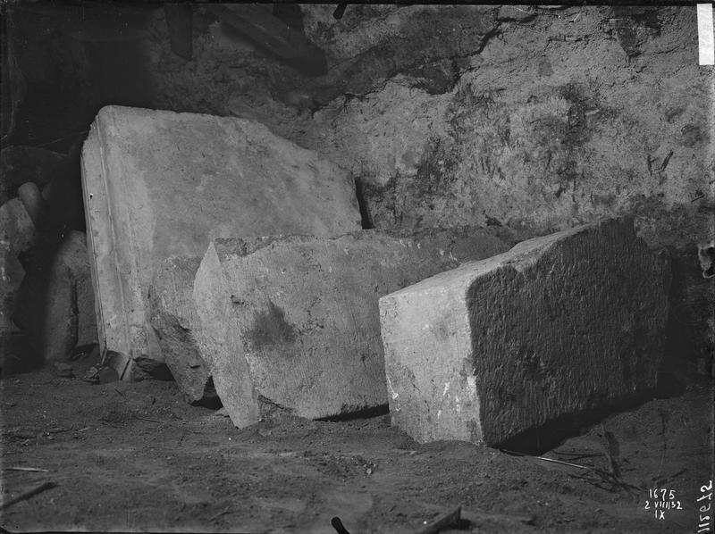 Fouille de Cluny, fragment de sculpture, grands blocs conservés au  sous-sol du musée