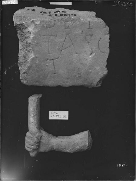 Fouille de Cluny, fragment de sculpture, main et bloc de marbre  inscrit (4916 5503)