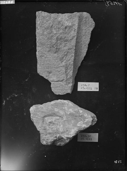 Fouille de Cluny, fragment de sculpture, marques de tâcheron  (254 7 254 32)