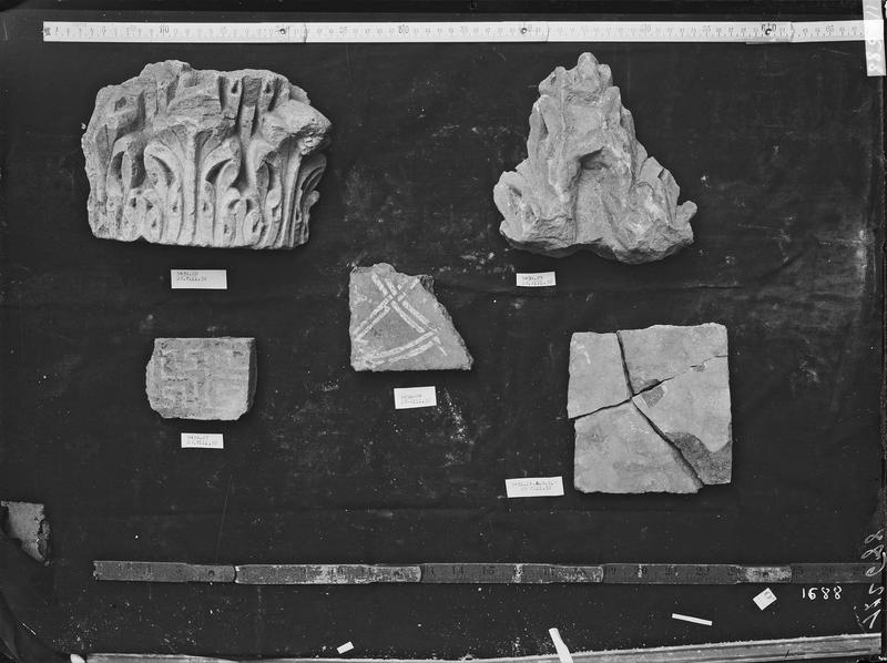 Fouille de Cluny, fragment de sculpture, feuillage, fragments de  chapiteau