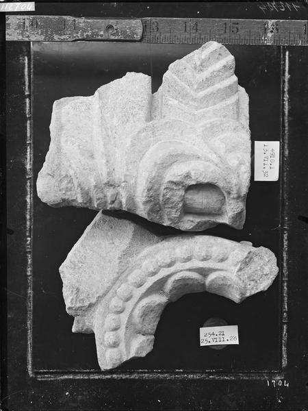 Fouille de Cluny, fragment de sculpture, feuillage et rosette du  portail