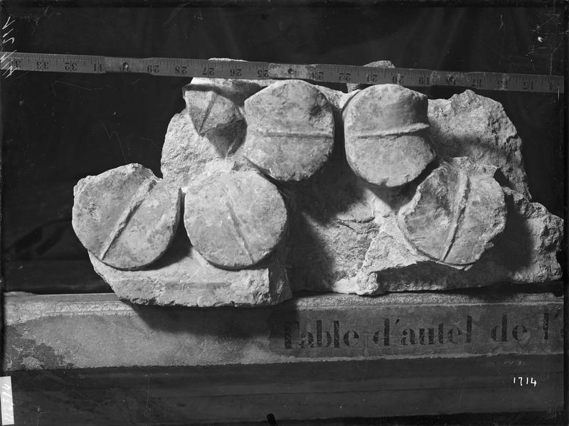 Fouille de Cluny, fragments du grand portail, rosettes de la  bordure du grand tympan