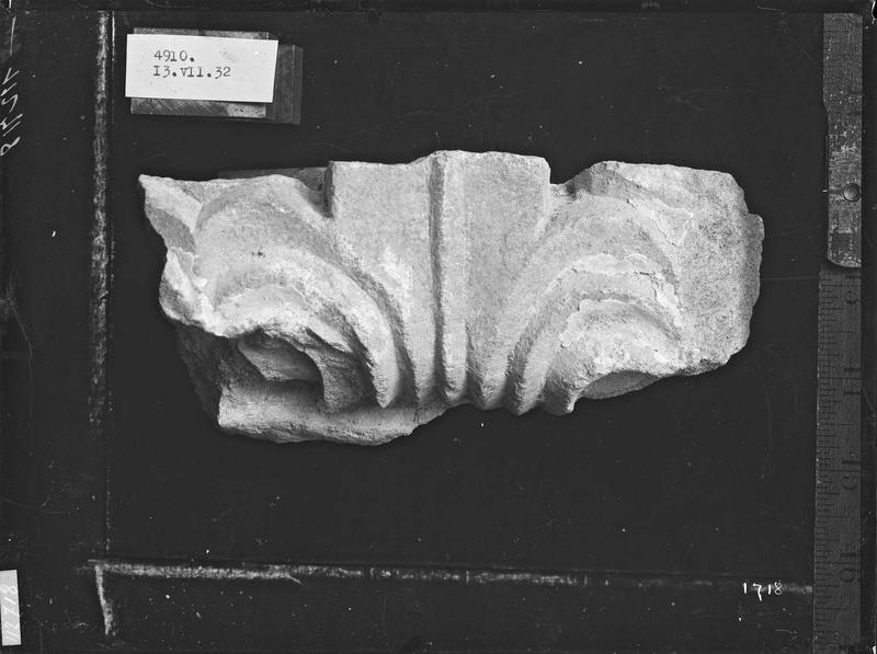 Fouille de Cluny, fragment de sculpture, feuillage d'archivolte  (4910)