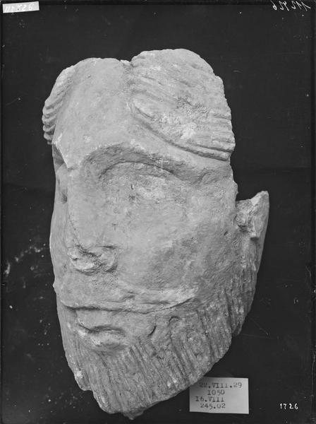 Fouille de Cluny, fragment de sculpture, tête (245 1050 A B)