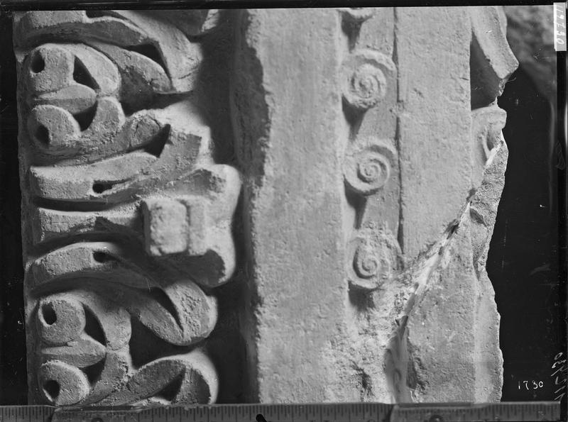 Fouille de Cluny, grand bloc du grand portail, vigne et acanthes