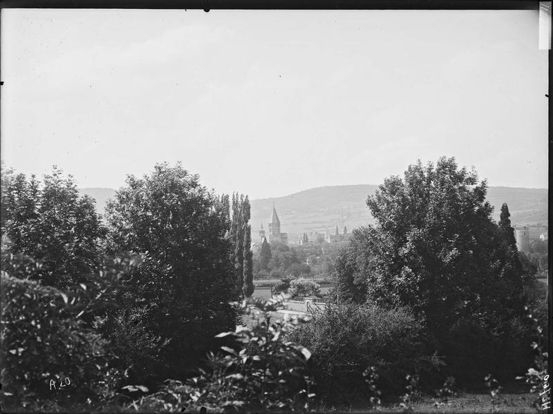 Fouille de Cluny, vue générale de Cluny côté est de la colline