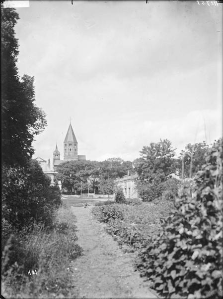 Fouille de Cluny, jardin de l'école vu vers la tour octogonale