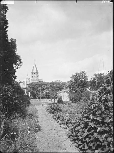 Fouille de Cluny, jardin de l'école vu vers la tour octogonale