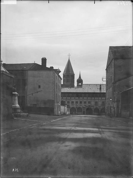 Fouille de Cluny, vue du marché vers la façade du pape Gélase