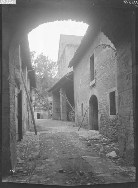 Fouille de Cluny, hangar avec vue vers la vieille écurie des moines