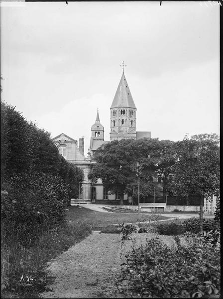 Fouille de Cluny, tour octogone prise des jardins