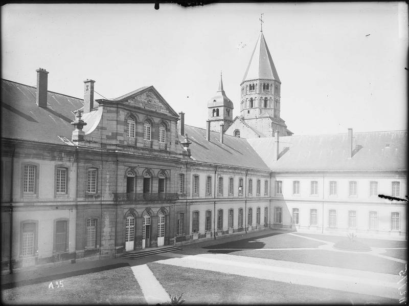 Fouille de Cluny, tour octogone, façade