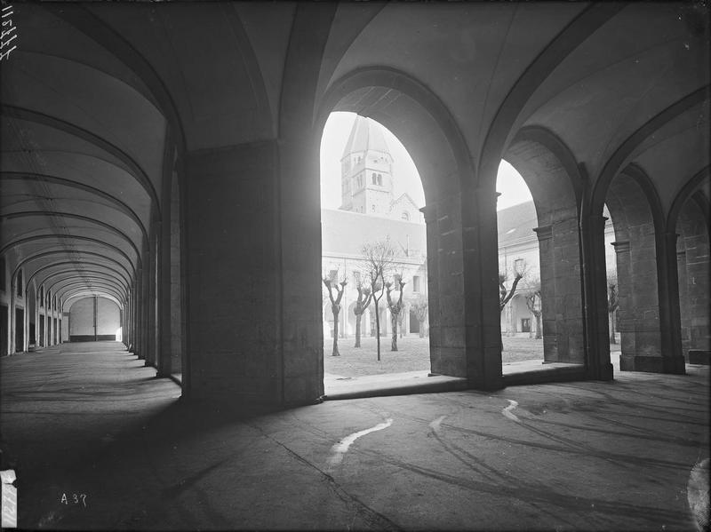 Fouille de Cluny, cloître vu de l'angle sud-ouest