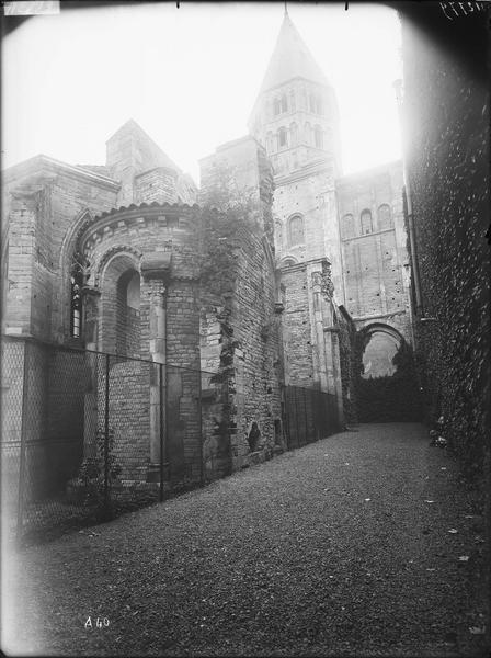 Fouille de Cluny, chapelle des Bourbons (Musée), petite cour