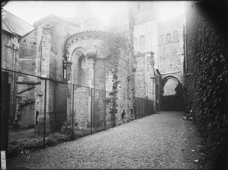 Fouille de Cluny, chapelle des Bourbons (Musée), petite cour