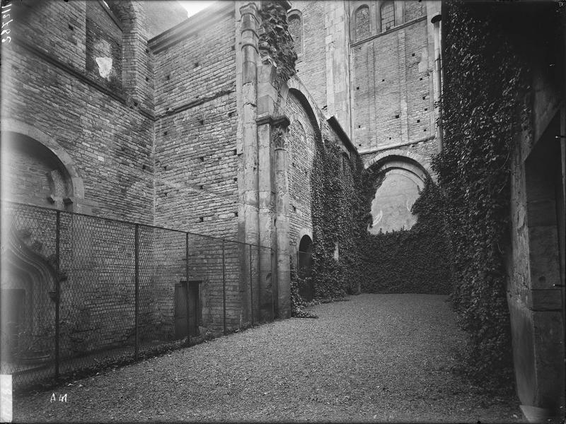 Fouille de Cluny, tour octogone prise des jardins