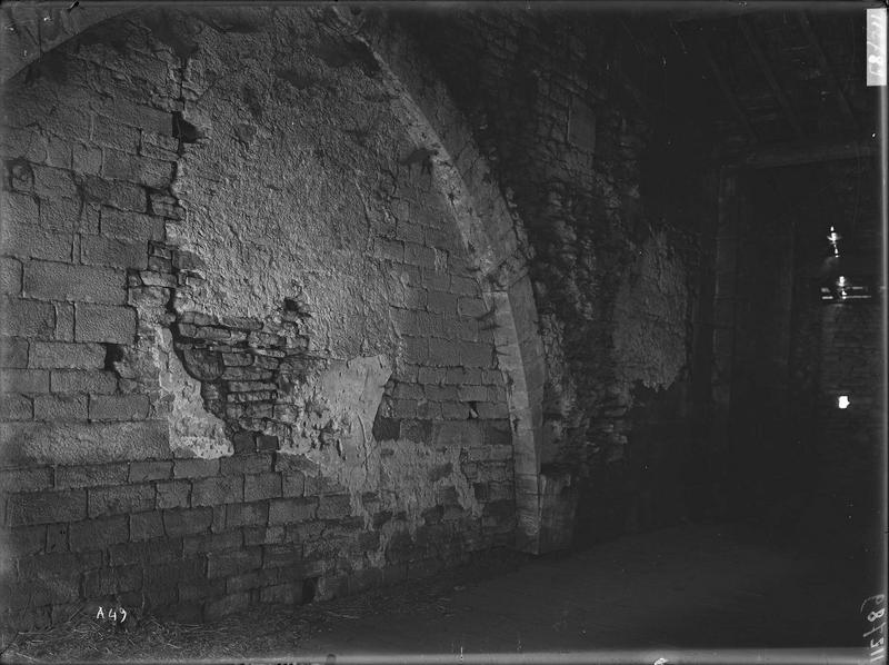 Fouille de Cluny, rue de l'abbatiale vue de l'est et arcade du  narthex côté sud