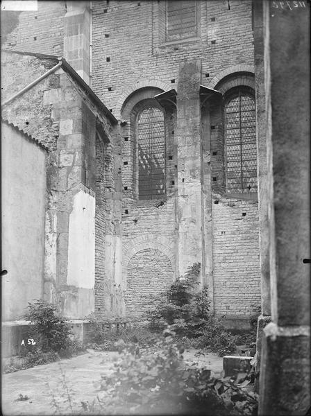 Fouille de Cluny, cour à côté de amphithéâtre de l'école