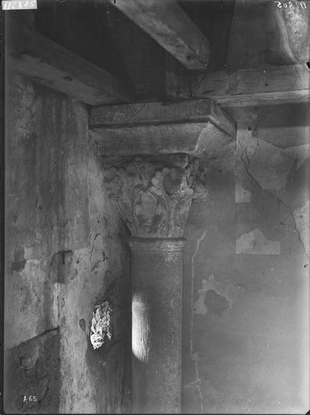 Fouille de Cluny, chapelle Saint-Gabriel avant restauration,  chapiteau