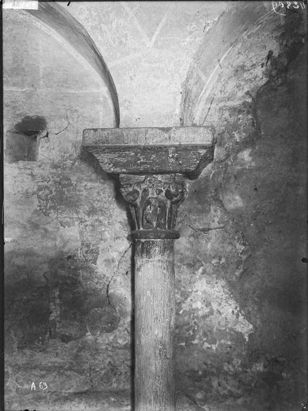 Fouille de Cluny, chapelle Saint-Gabriel avant restauration,  chapiteau