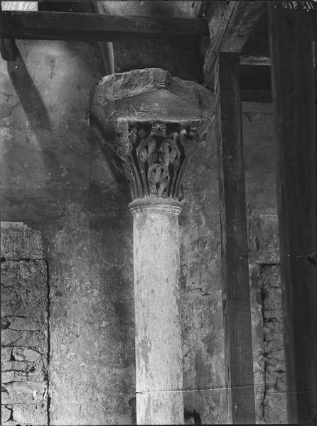 Fouille de Cluny, chapelle Saint-Gabriel avant restauration,  chapiteau