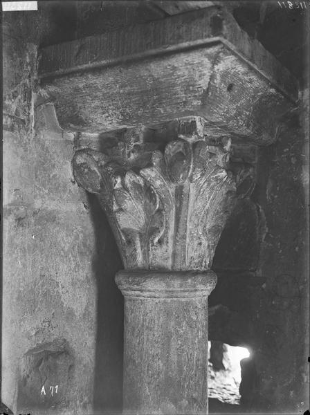 Fouille de Cluny, chapelle Saint-Gabriel avant restauration,  chapiteau