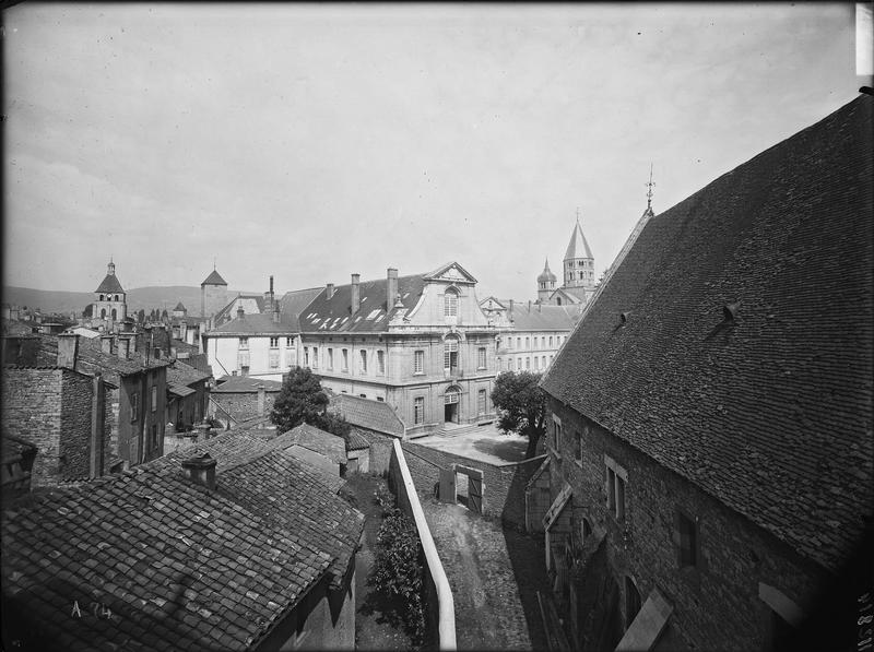 Fouille de Cluny, farinier vu de la tour du moulin